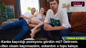 Kankam gözünü kırpmadan maç izlerken şehvetli karısını yanı başında becerdim